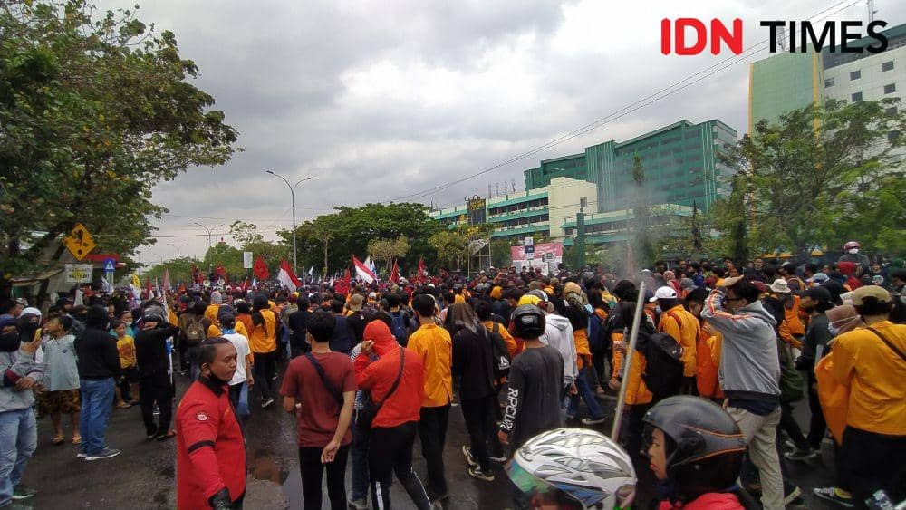 Demo penolakan Ombibus Law di depan Kampus UMI Makassar, Kamis (8/10/2020). IDN Times/Asrhawi Muin