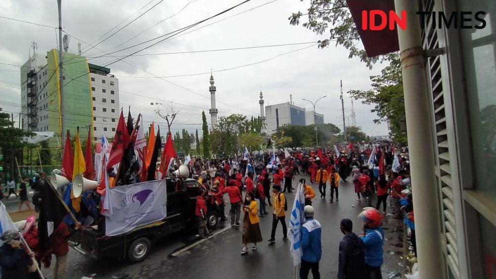 Demo penolakan Ombibus Law di depan Kampus UMI Makassar, Kamis (8/10/2020). IDN Times/Asrhawi Muin