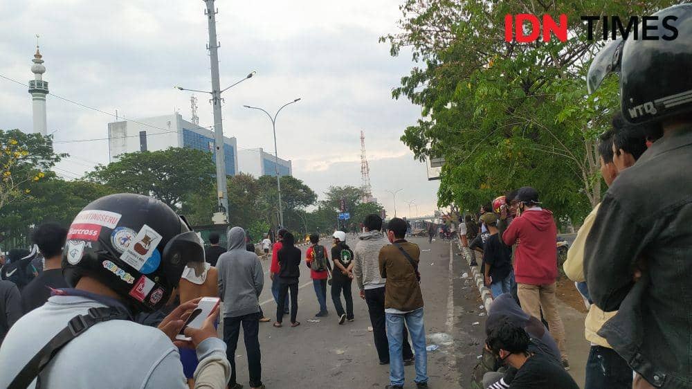 Demo penolakan Ombibus Law di depan Kampus UMI Makassar, Kamis (8/10/2020). IDN Times/Asrhawi Muin