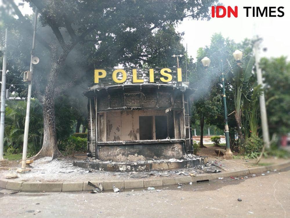 Pos Polisi di sekitar Patung Kuda, Jakarta Pusat dibakar massa (IDN Times/Axel Jo Harianja)