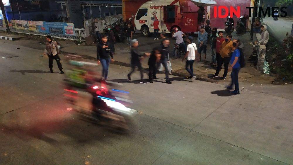 Polisi menangkap demonstran dalam unjuk rasa di depan Kantor DPRD Sulsel. IDN Times/Sahrul Ramadan