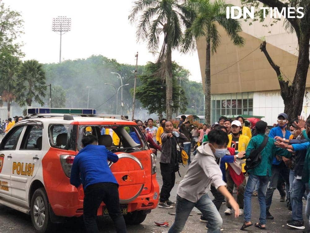 Massa menghancurkan mobil polisi (IDN Times/Rangga Erfizal)