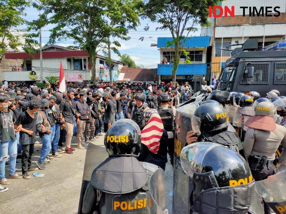 Pengunjuk rasa dihadang aparat kepolisian (IDN Times  / Hilmansyah)