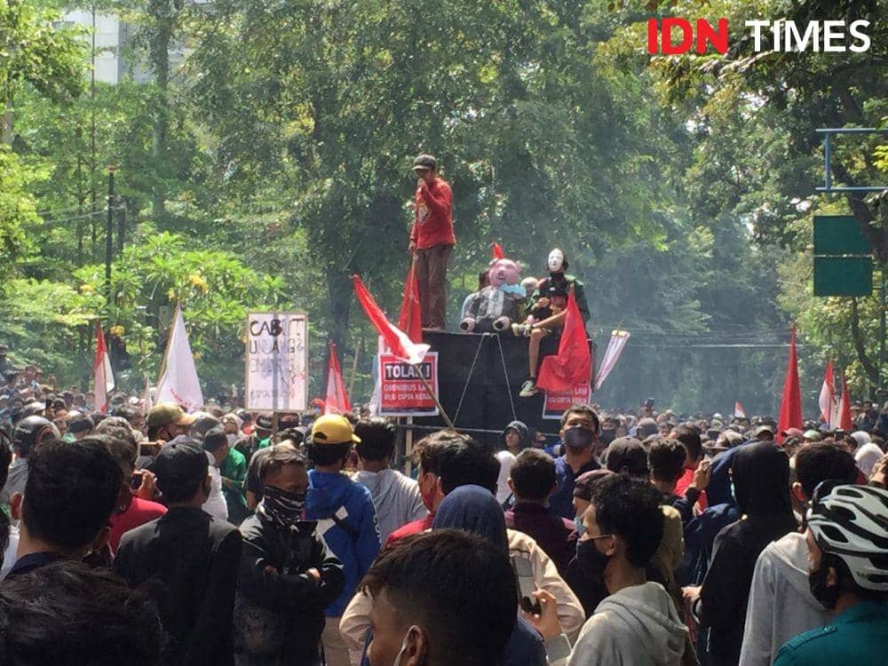 Demo Omnibus, Massa AKBAR Sumut Bawa Boneka Babi Berdasi ke DPRD