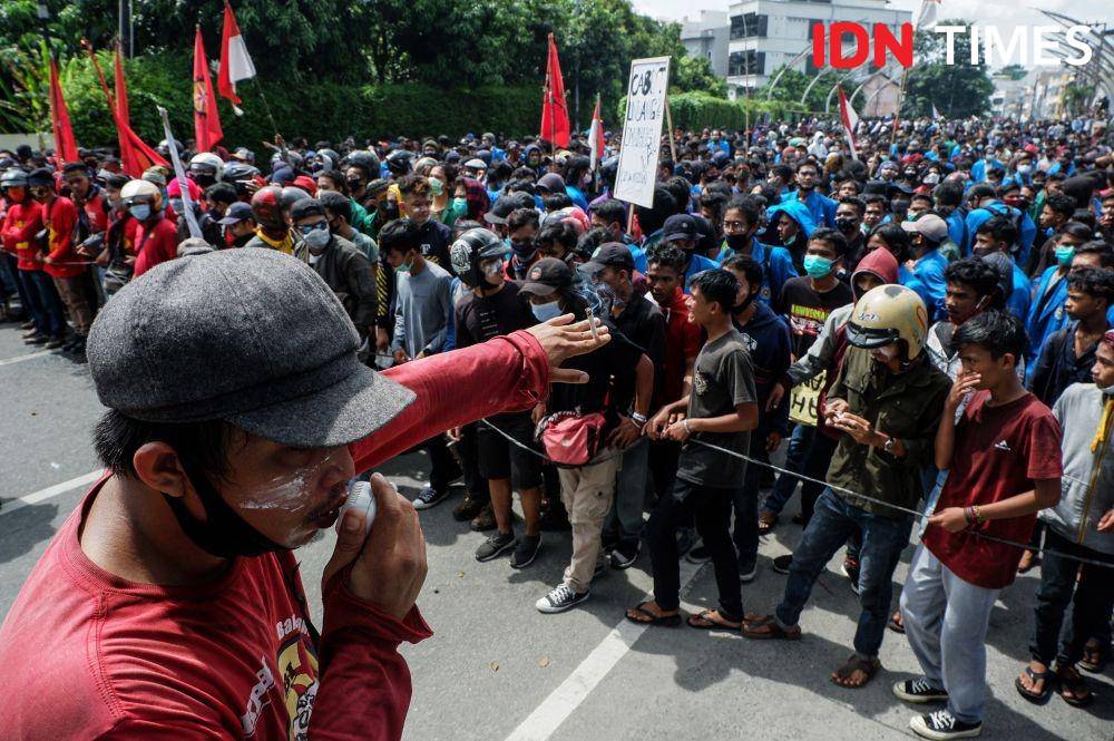 Massa AKBAR Sumut bersiap bergerak ke DPRD Sumut untuk berorasi menolak pengesahan Omnibus Law UU Cipta Kerja, Kamis (8/10/2020). (IDN Times/Prayugo Utomo)
