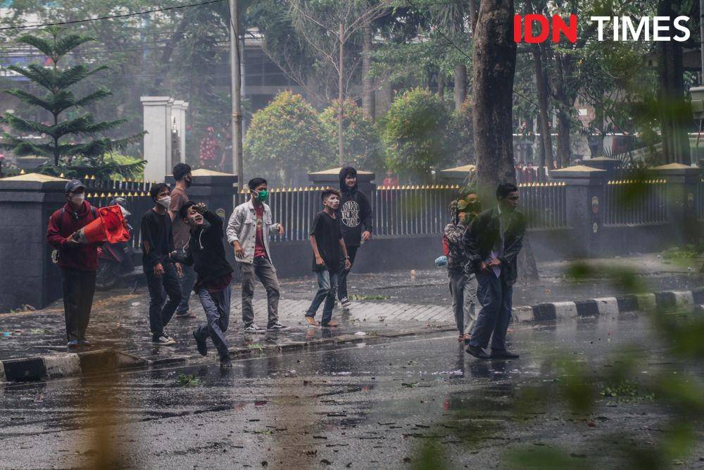Massa unjuk rasa tolak Omnibus Law terlibat kericuhan di depan DPRD Sumut, Kamis (8/10/2020). (IDN Times/Prayugo Utomo)