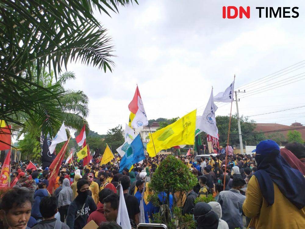 Ribuan mahasiswa dan pelajar di Kaltim unjuk rasa di depan DPRD Kaltim, Jalan Teuku Umar, Samarinda (IDN Times/Yuda Almerio)