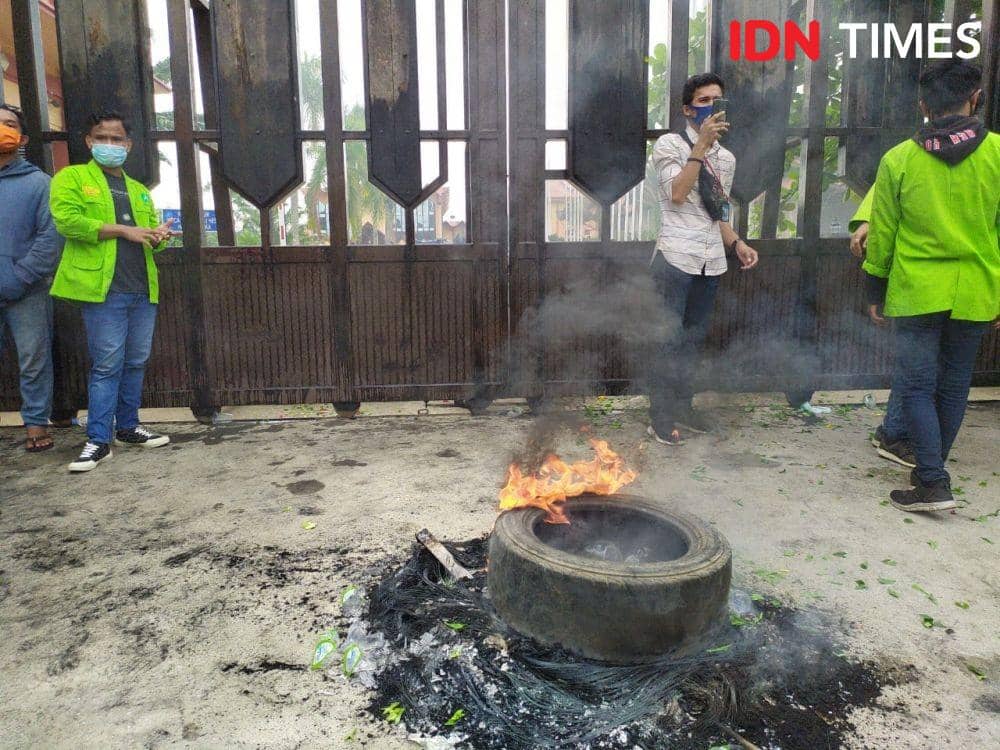 Mahasiswa Kaltim, Samarinda saat demo di depan gedung DPRD Kaltim. Mereka hendak masuk ke gedung dewan (IDN Times/Yuda Almerio)