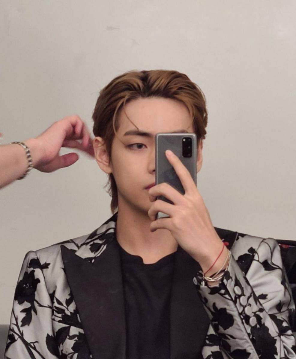 V BTS (twitter.com/BTS_twt)