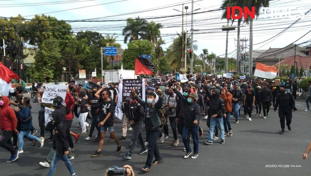Massa bergerak menuju Gedung DPRD Bali (IDN Times/Ayu Afria)