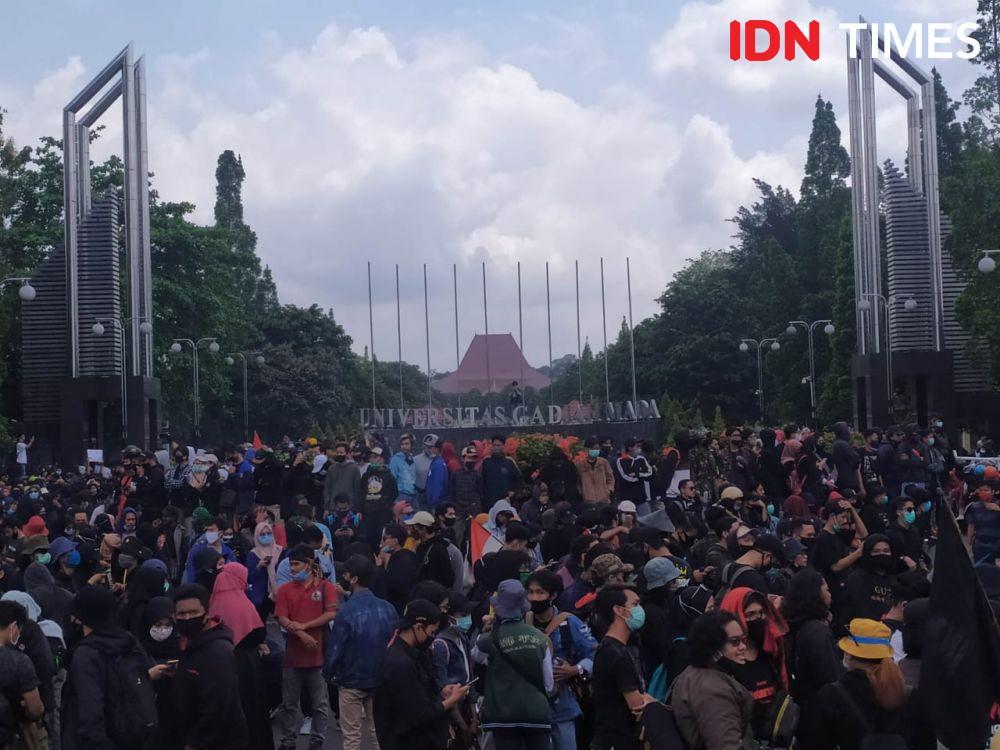 Dari Bundaran UGM, Ribuan Massa Long March ke Kantor DPRD DIY