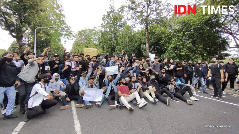 massa menuju kantor DPRD Provinsi Bali (IDN Times/Ayu Afria)