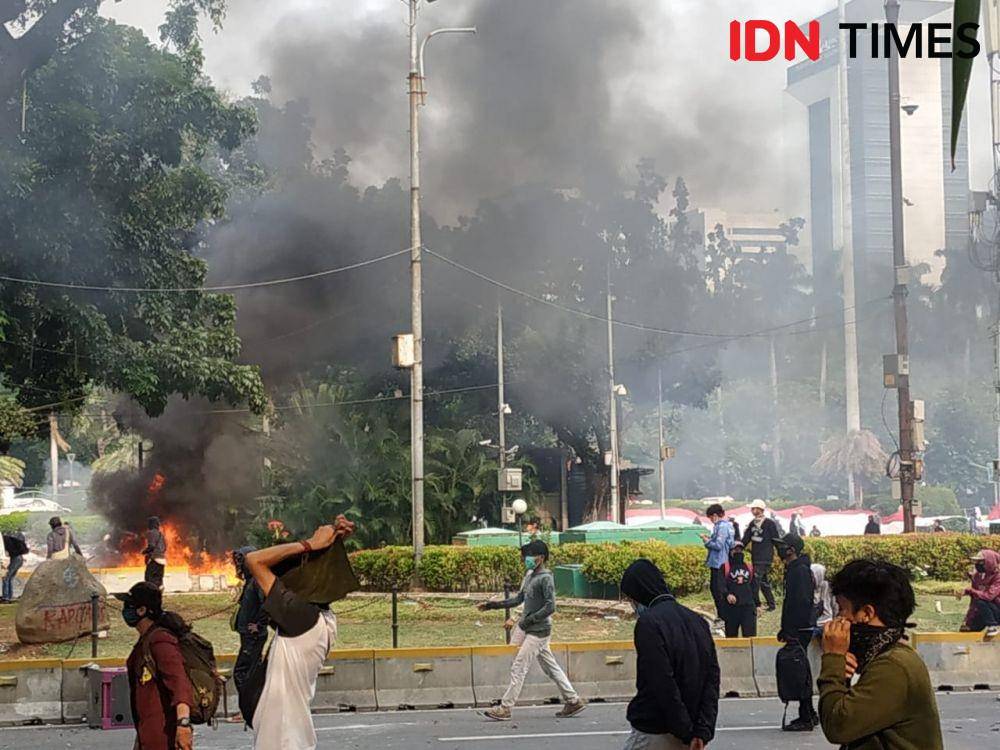 Pos Polisi dekat Patung Kuda, Jakarta, dibakar massa aksi unjuk rasa tolak omnibus law, Kamis (8/10/2020 (IDN Times/Axel Jo Harianja)