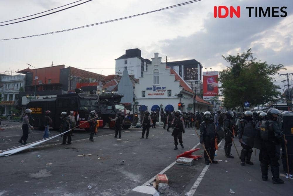 Polisi saat aksi demo Tolak UU Ciptaker di Malioboro, Kamis (8/10/2020) IDN Times/Tunggul Damarjati