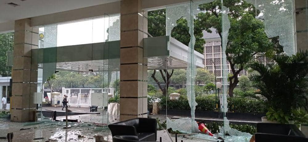 Terjadi kerusakan di Gedung Kementerian ESDM (Dok. IDN Times/Istimewa)