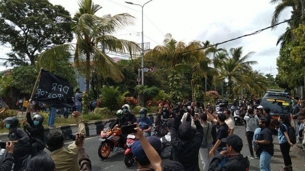 massa parade dengan knalpot brong (IDN Times/Ayu Afria)