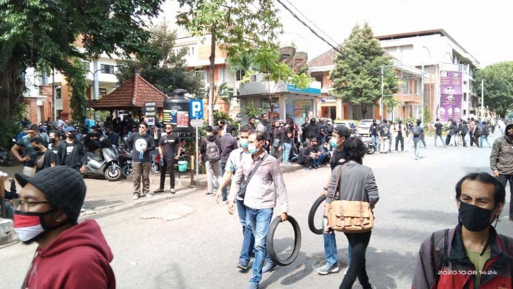 aparat menyita ban yang diduga akan dibakar saat aksi (IDN Times/Ayu Afria)