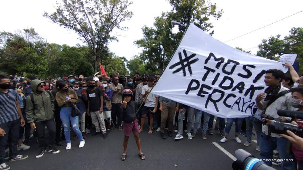seorang anak turut melakukan demo dan mengomentari DPR (IDN Times/Ayu Afria)