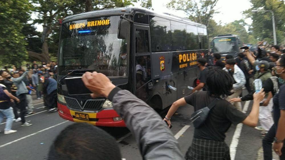 Bolong, Kaca mobil dan bus milik aparat kepolisian bolong setelah dilempari batu (IDN Times/Ayu Afria)