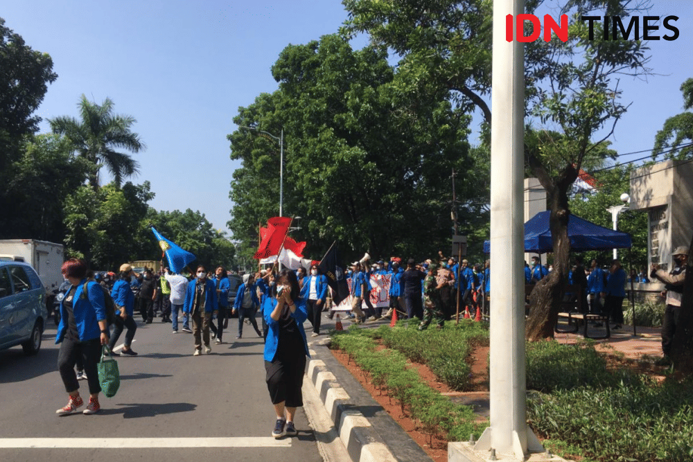 Ratusan Mahasiswa dari Universitas Pancasila Long March ke Istana