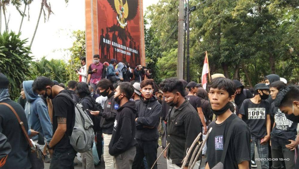 Usai dibubarkan dengan tembakan gas air mata (IDN Times/Ayu Afria)