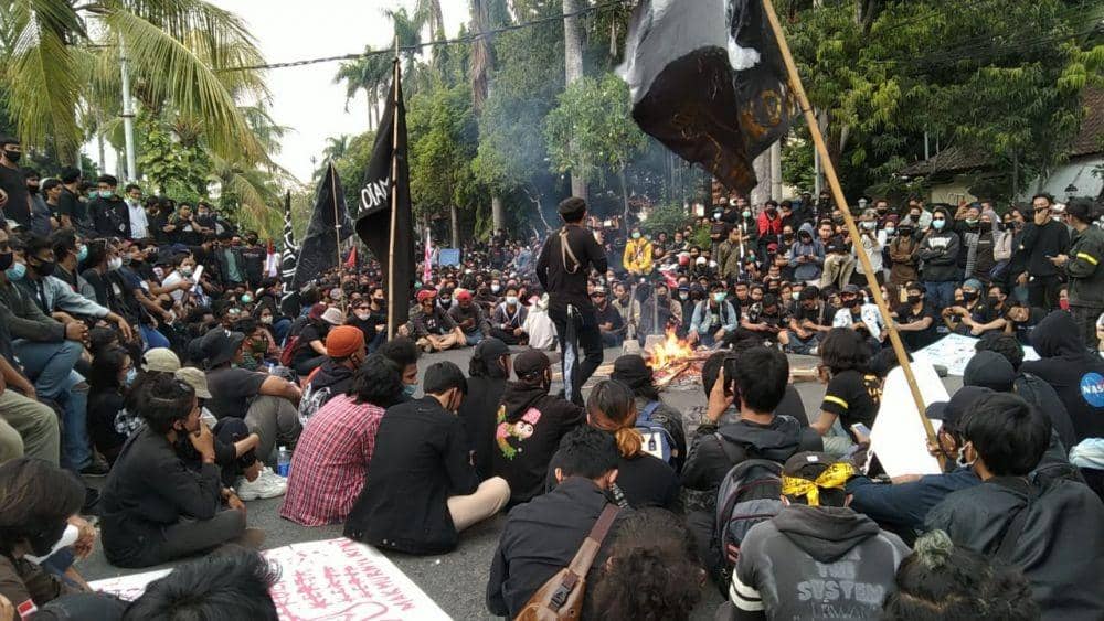 orasi sekembalinya dari gedung DPRD Bali (IDN Times/Ayu Afria)