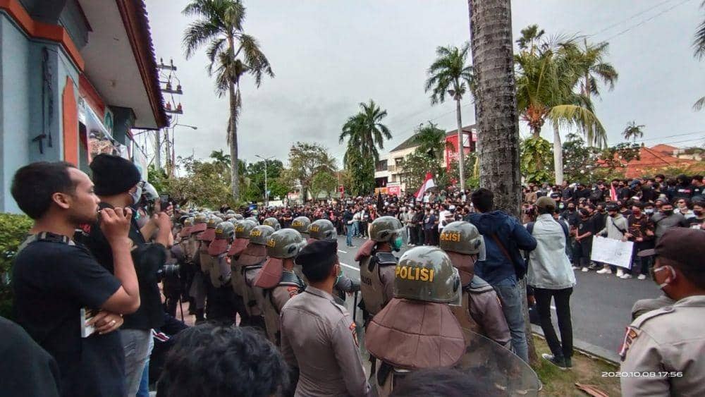 mahasiswa kembali aksi di depan kampus Unud Jalan Sudirman Denpasar Barat (IDN Times/Ayu Afria)