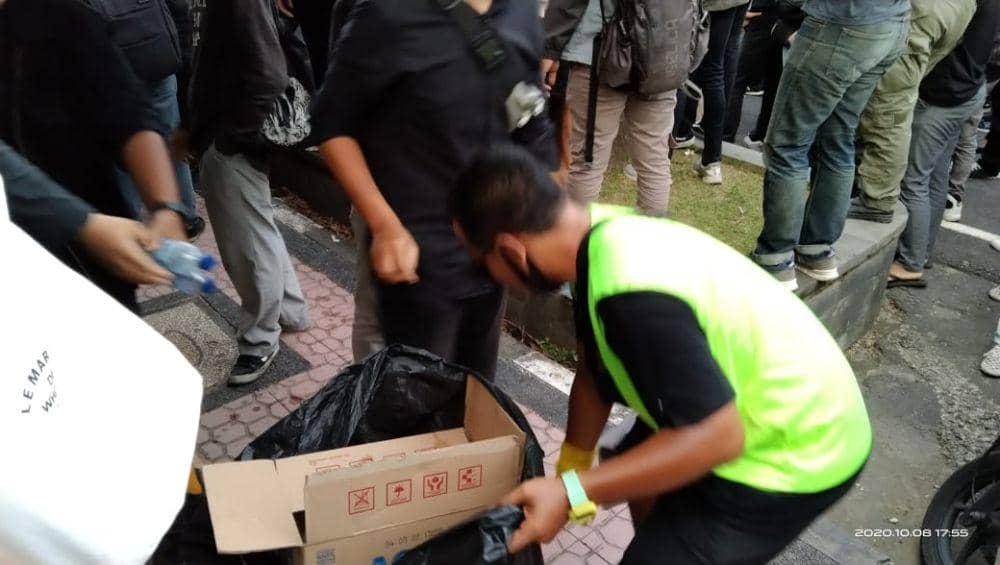 meski panas, meski demo namun tetap tertib buang sampah (IDN Times/Ayu Afria)