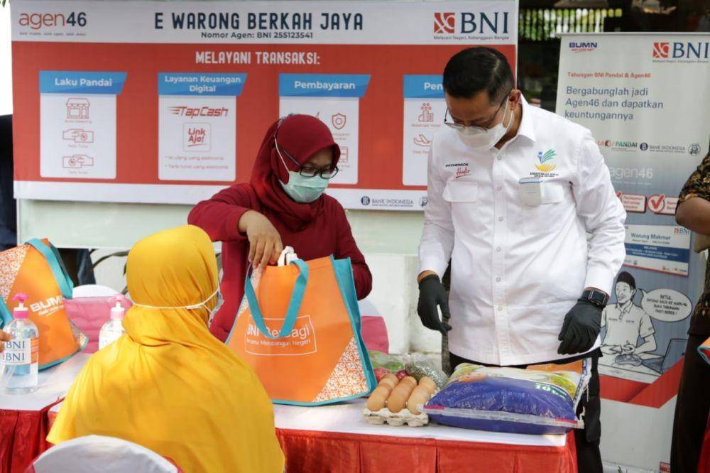 Mensos Juliari P Batubara pantau penyaluran bansos di Surabaya (Dok. Kemensos)