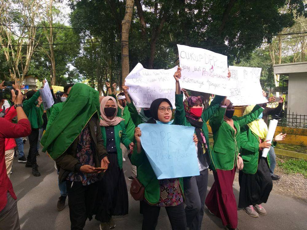Curahan hati mahasiswi saat menggelar aksi demo penolakan undang undang Omnibus Law (IDN Times/ Bambang Suhandoko)