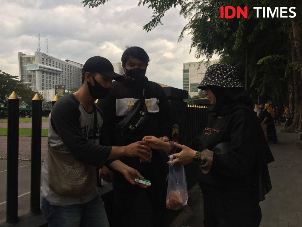 Momen di Balik Demo, Youtuber Medan Bagi Bakso Kojek ke Massa