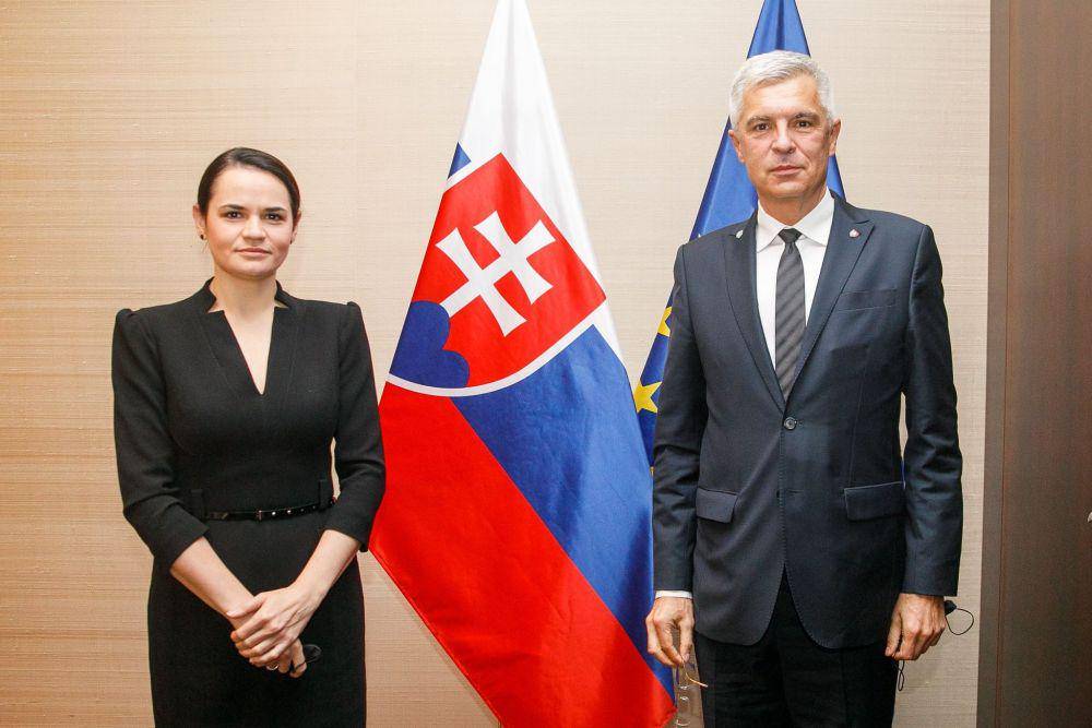 Sviatlana Tsikhanouskaya saat bertemu Menteri Luar Negeri Slovakia, Ivan Korcok. twitter.com/Tsihanouskaya/