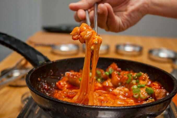5 Kreasi Menu Berbahan Saus Gochujang, Pedas dan Autentik!