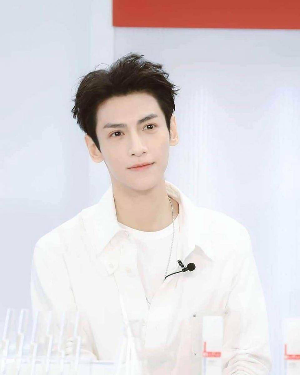 instagram.com/luo_yun_xi