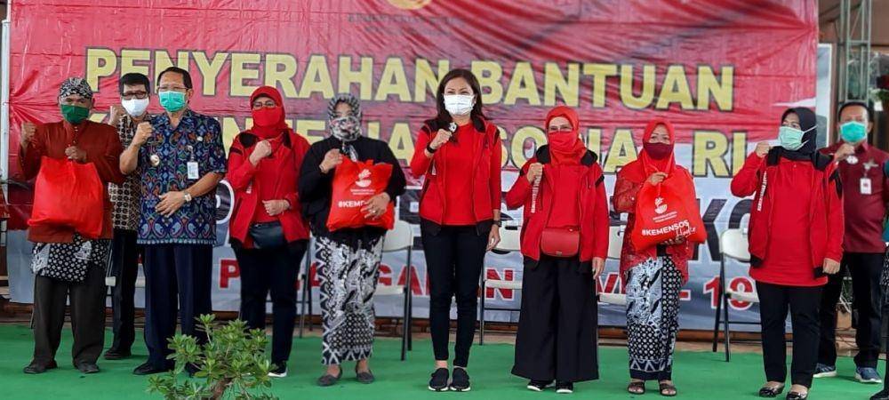 Penasihat Dharma Wanita Persatuan (DWP) Kemensos, Grace Batubara, menyerahkan bantuan sembako/ dok kemensos