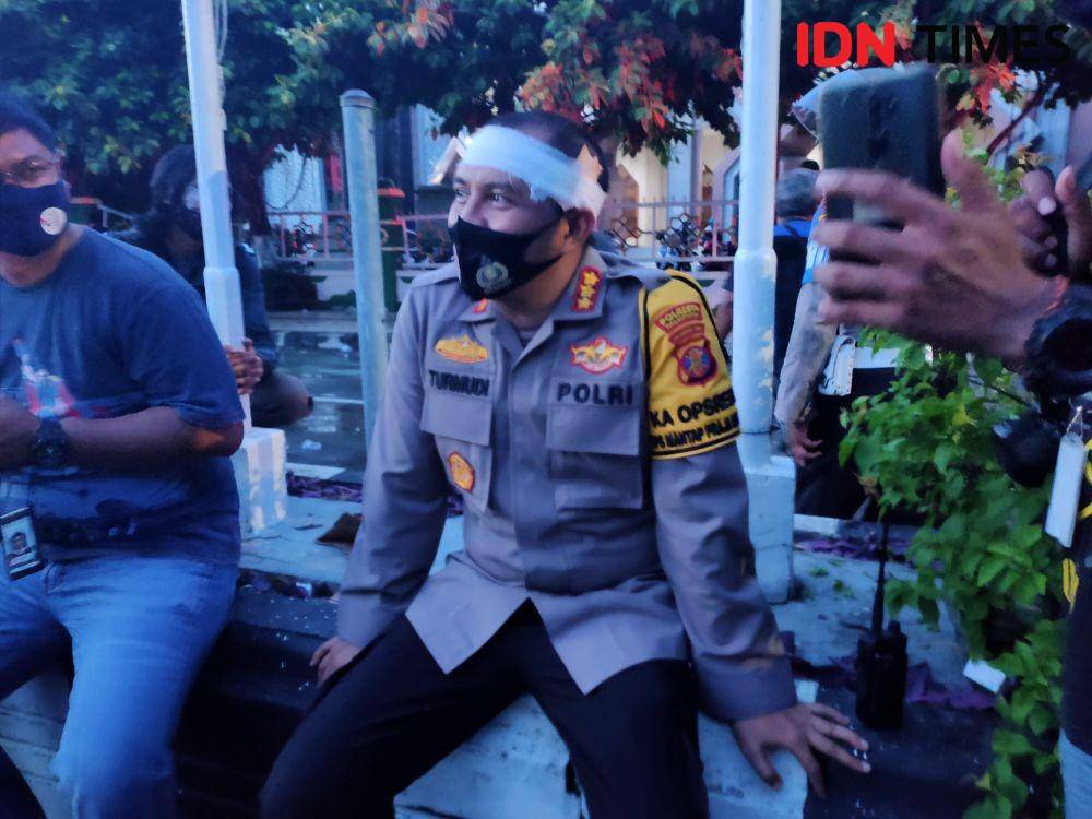 Kapolresta Balikpapan Kombes Polisi Turmudi terkena lemparan batu (IDN Times / Hilmansyah)
