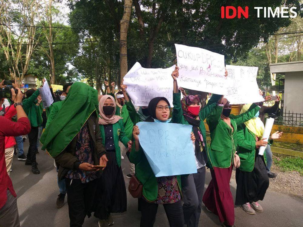 Poster unik mahasiswa saat demo omnibus law di Langkat (IDN Times/Bambang Suhandoko)