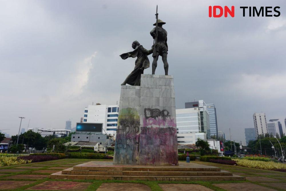 Monumen di Tugu Tani, Menteng, Jakarta Pusat menjadi sasaran vandalisme massa demonstrasi menolak UU Cipta Kerja (IDN Times/Aryodamar)