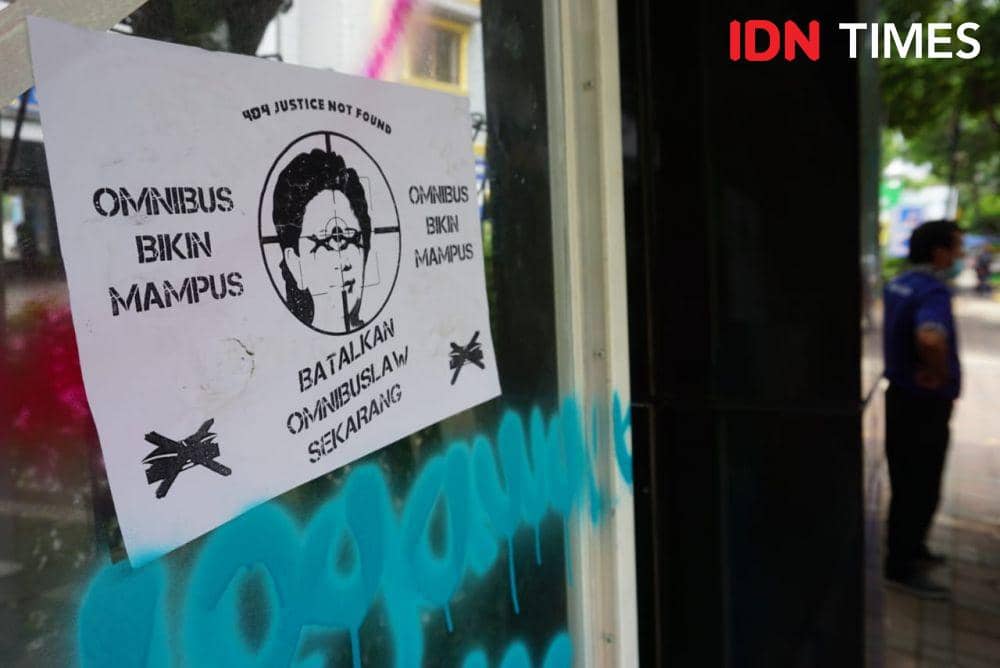 Salah satu bentuk vandalisme yang dilakukan oleh massa demonstrasi UU Cipta Kerja (Omnibus Law) pada Kamis, 8 Oktober 2020 (IDN Times/Aryodamar)