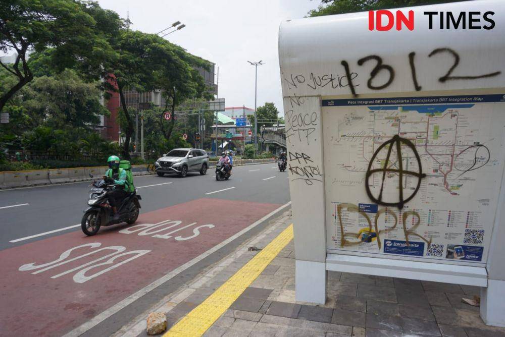 Halte bus di kawasan Kramat, Senen, Jakarta Pusat dipenuhi coretan dari demonstran Omnibus Law (IDN Times/Aryodamar)