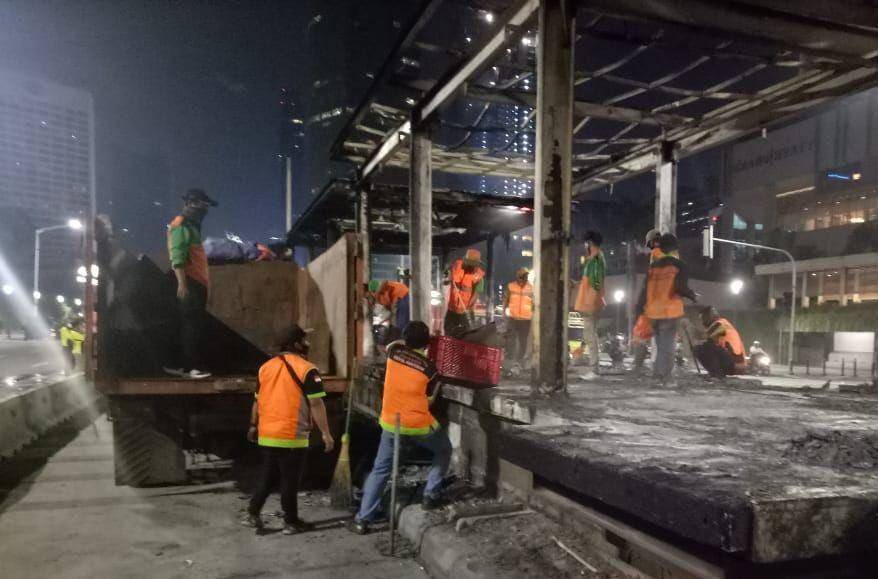 Dinas Lingkungan Hidup DKI Jakarta membersihkan sampah sisa demonstrasi massa (Dok. Dinas Lingkungan Hidup)