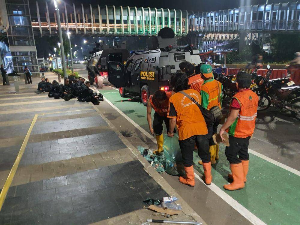 Dinas Lingkungan Hidup DKI Jakarta membersihkan sampah sisa demonstrasi massa (Dok. Dinas Lingkungan Hidup)