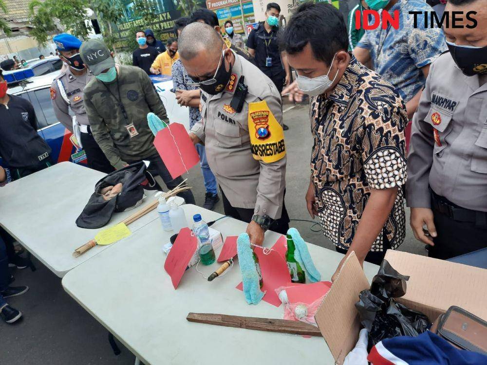 Konferensi pers terkait aksi demonstrasi tolak omnibus law di Mapolrestabes Surabaya, Jumat (9/10/2020). IDN Times/Fitria Madia