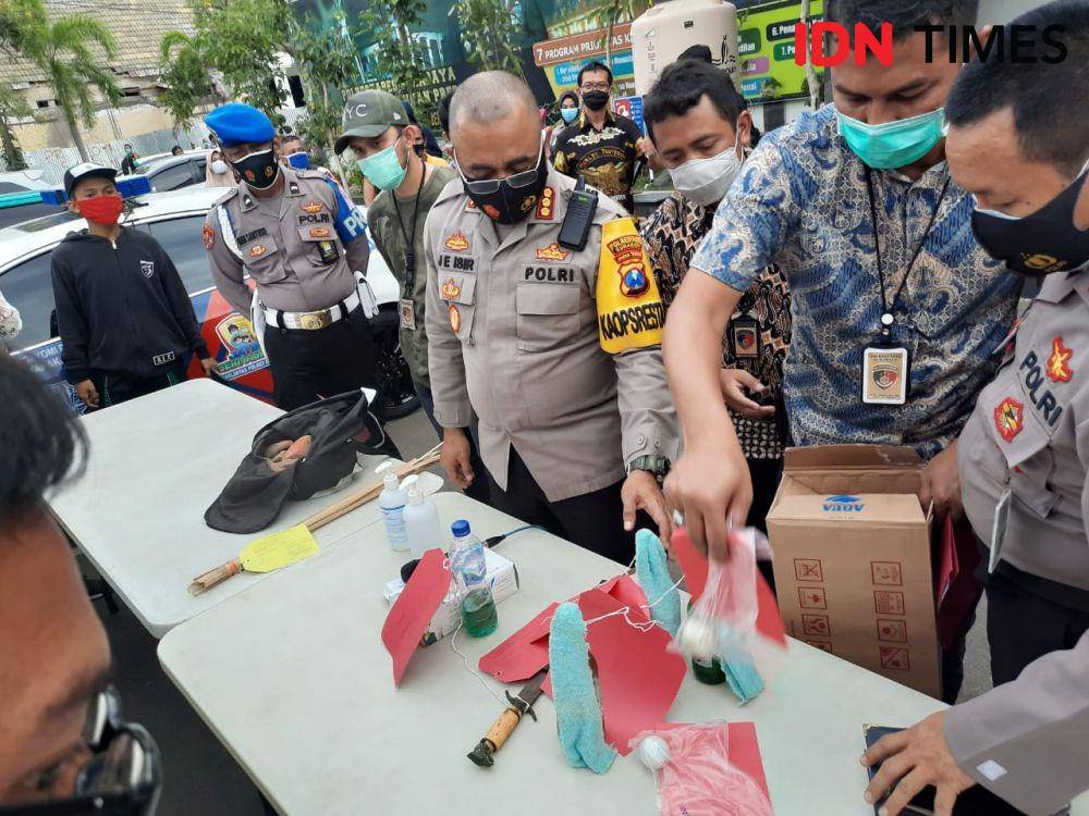 Konferensi pers terkait aksi demonstrasi tolak omnibus law di Mapolrestabes Surabaya, Jumat (9/10/2020). IDN Times/Fitria Madia