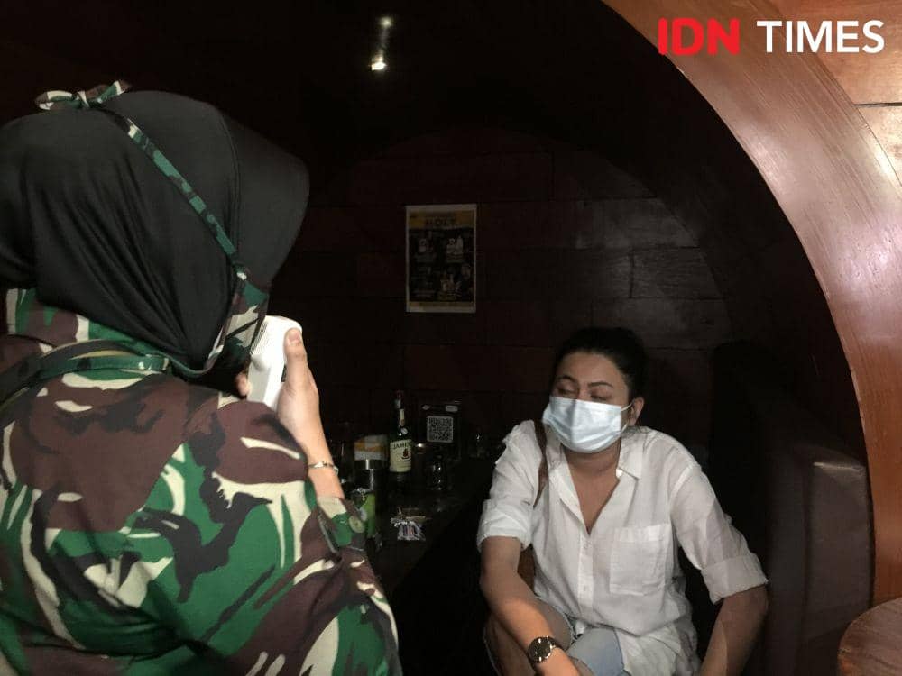 Tim Satgas COVID-19 lakukan razia masker di sejumlah titik Tempat Hiburan Malam kota Medan (IDN Times/ Indah Permata Sari)