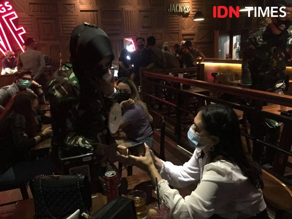 Tim Satgas COVID-19 lakukan razia masker di sejumlah titik Tempat Hiburan Malam kota Medan (IDN Times/ Indah Permata Sari)