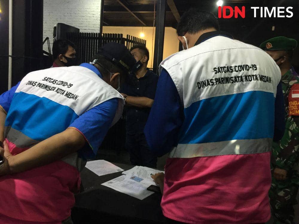 Tim Satgas COVID-19 lakukan razia masker di sejumlah titik Tempat Hiburan Malam kota Medan (IDN Times/ Indah Permata Sari)