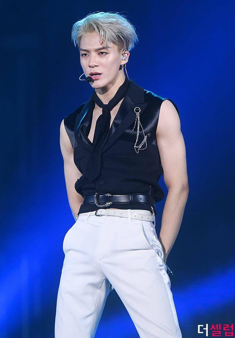 twitter.com/hourlyjeno