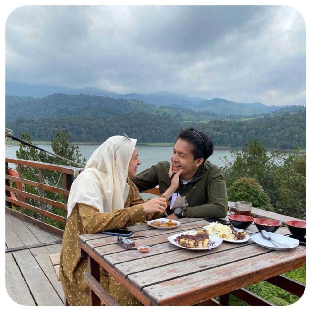 10 Potret Imut Dhini Aminarti bak Masih Remaja, Awet Muda Banget!