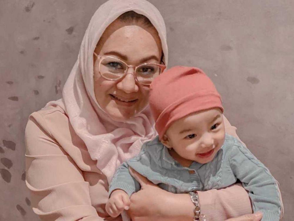 10 Potret Kedekatan Aleena, Anak Adzana Bing Slamet, dengan Sang Nenek